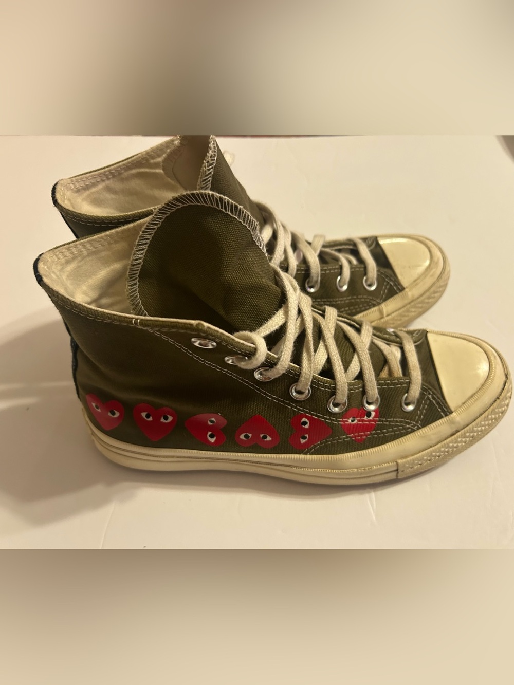 Chuck Taylor Converse  High-Top Sneakers with red Hearts